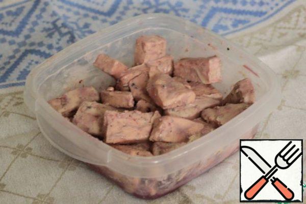 Liver cut into medium cubes 3-4 cm Pour wine, salt, pepper and add nutmeg. Refrigerate for 30 minutes.