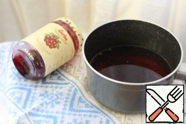 Prepare a marinade for beets. To do this, bring to a boil 250 ml of water with vinegar, salt, sugar, cloves, coriander, bay leaf and pepper and lingonberry sauce. After the marinade boils, remove from the heat and allow to cool completely.
