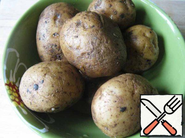 Potatoes are the number of people who will have a picnic. I was preparing a dish, as they say, to demonstrate the recipe and took 7 pieces.
Wash the potatoes thoroughly with a brush.
