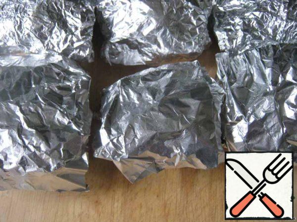 Next, wrap the potatoes in foil.
In nature, potatoes in foil are baked on a grill or in coals for about 20-30 minutes, you can also cook at home in the oven on the grill, at 220 degrees for about 40 minutes.