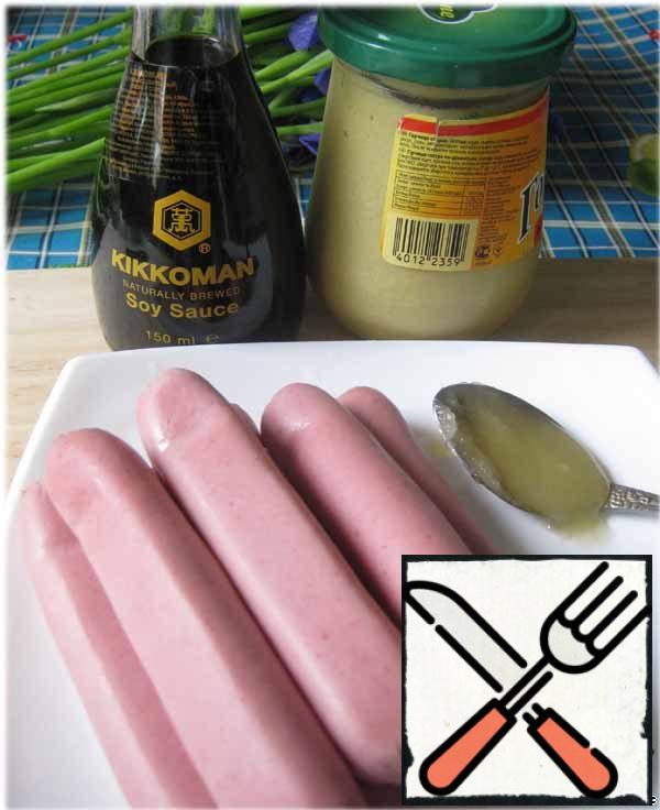 Next, take the sausages on the top quality. Prepare the marinade of soy sauce, mustard and honey.