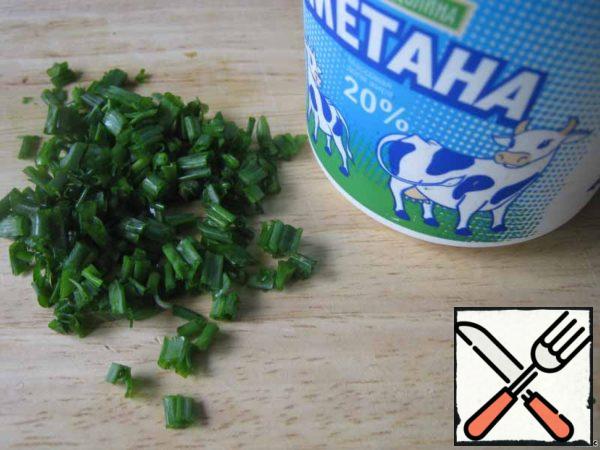 Take sour cream or yogurt without additives. Young people usually prefer mayonnaise. Finely chop the greens and green onions.
