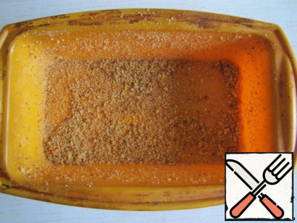 Grease the terrine pan with butter and sprinkle with breadcrumbs. Put half of the minced chicken into a mold.
