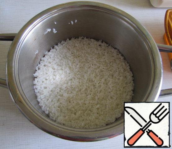 Boil the rice until al dente.
In rice, grate the cheese and mix well.