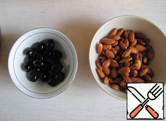 Pitted olives to stuff with almonds.