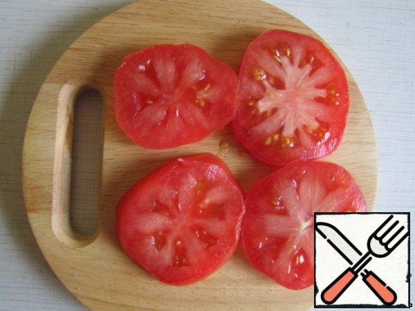 Now let's make sun-dried tomatoes. To do this, cut the tomato into slices.