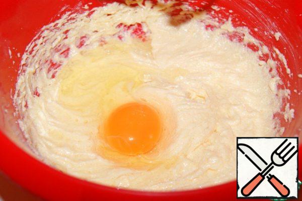 Beat butter with sugar and vanilla white and, without ceasing to whisk, enter one egg.