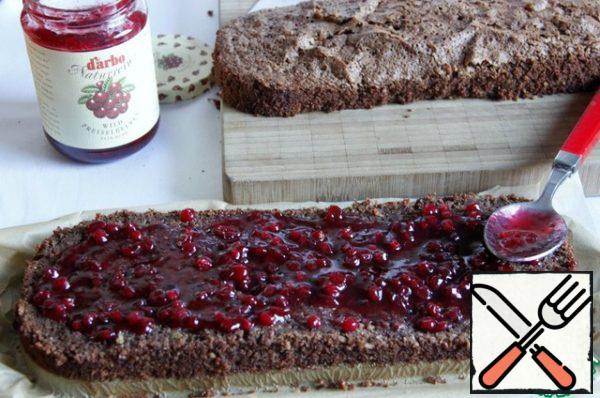 Grease the bottom of the pie with cranberry sauce.
