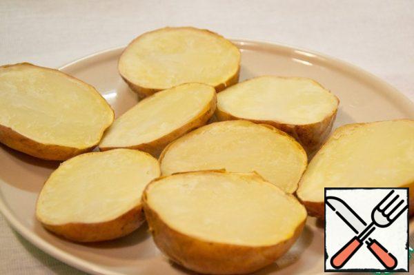 Cut the finished potatoes in half.
