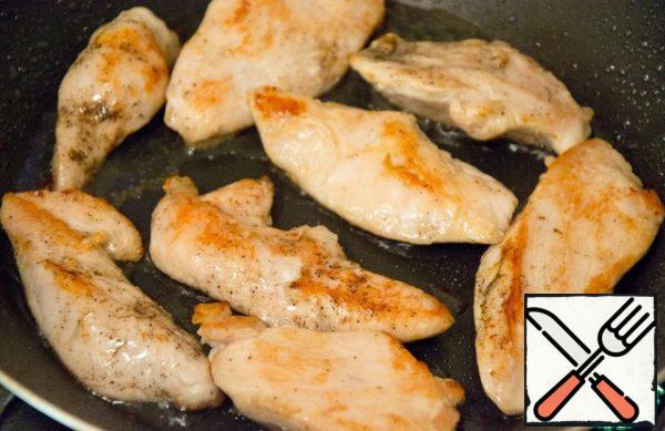 Salt, pepper and fry the fillets in vegetable oil until Golden brown. Cut into pieces.