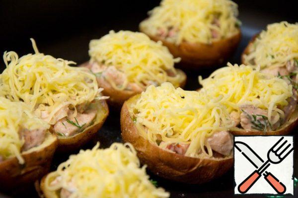 Fill the boat with stuffing. Sprinkle with grated cheese. Put it in the oven until the cheese melts.