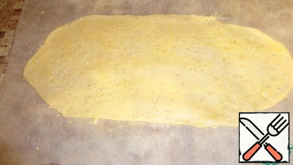 While our terrine is freezing, it would be nice to bake a delicious tortilla from any dough. I took a drag.
Roll out the dough, brush with oil and sprinkle with sesame seeds.
Put it in the oven for 10-15 minutes so that the pie is browned.