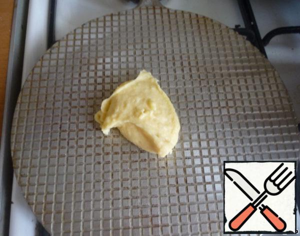 The waffle iron is well heated, lubricated with vegetable oil (odorless) and put the mashed potatoes. I laid out 1 full tablespoon.
If you want chips thicker, then take 2 tablespoons.