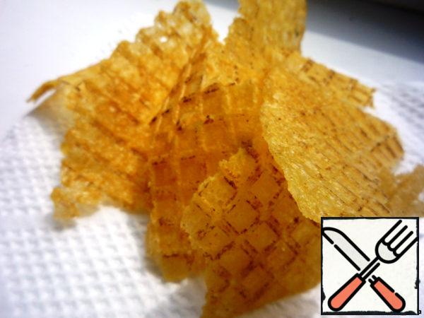 Close the waffle iron and fry. You need to carefully monitor the chips and turn the waffle iron over in time, as the chips burn very quickly.
When the chips are fried, carefully remove from the waffle iron and cut or break into pieces.
Sprinkle salt or paprika on top again.