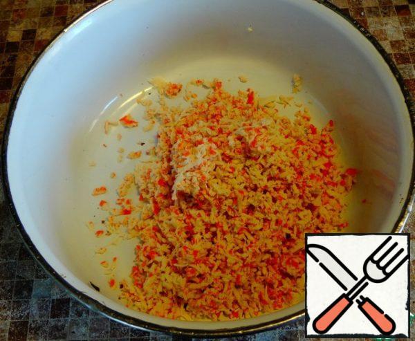 RUB on a small grater crab sticks. Add dissolved in fish broth gelatin, leaving 2-3 tbsp.
