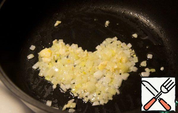 Onions and garlic fry in vegetable oil in a deep frying pan or saucepan.