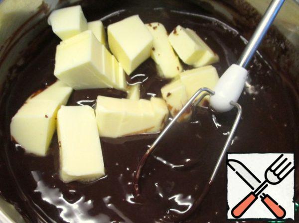 Cream ganache. Chocolate mix with cream and place in a water bath until the chocolate dissolves. At the end, add the vanilla on the tip of the knife and butter, cut into pieces, mix until smooth. If desired, in the ganache add 1 yolk and 1 whipped in a strong foam protein, gently stirring from top to bottom, it will add airiness.
