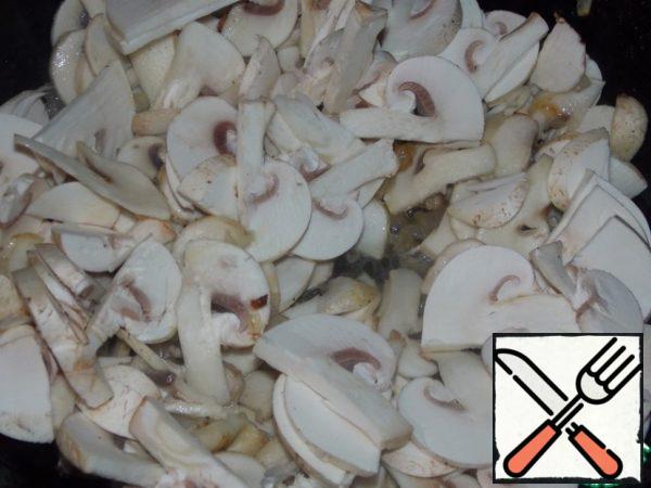 Fry the mushrooms with onions.
