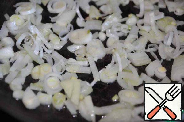 Fry both types of onions in vegetable oil for a couple of minutes.