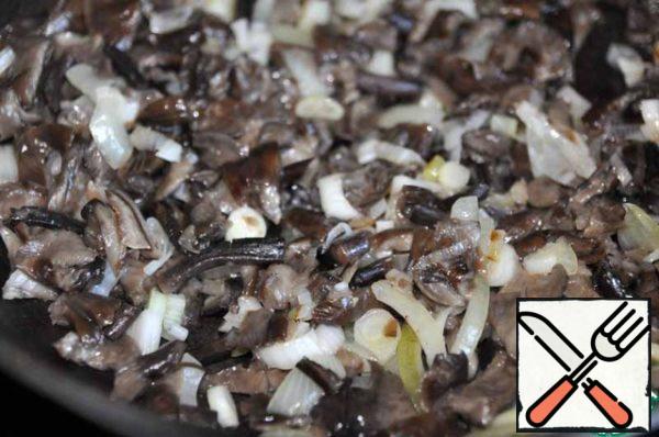 Add the mushrooms to the fried onion. Then add salt, freshly ground pepper mixture and fry for 5 minutes.