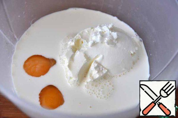 In a container for whipping put cheese, eggs, cream and beat with a mixer for one minute.