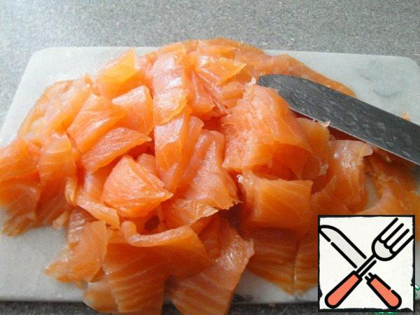 Cut salmon into pieces. Dill chop.
