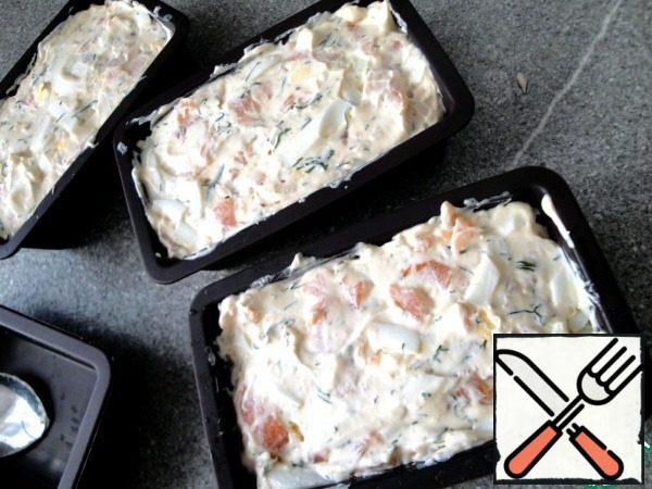 Put it in the form. Put it in the cold for 1 hour. This terrine is served whole. But if you want to serve it sliced into portions, then you will need to add gelatin (there should be 6 sheets of gelatin for this portion).