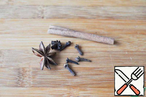 Take a stick of cinnamon, star anise and cloves.