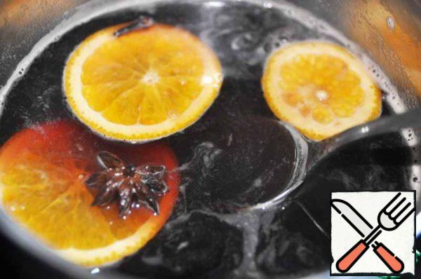 Add to the drink oranges, heat, but do not boil, to 70-80 degrees. You can use a thermometer.
Visually heat until the white foam disappears.