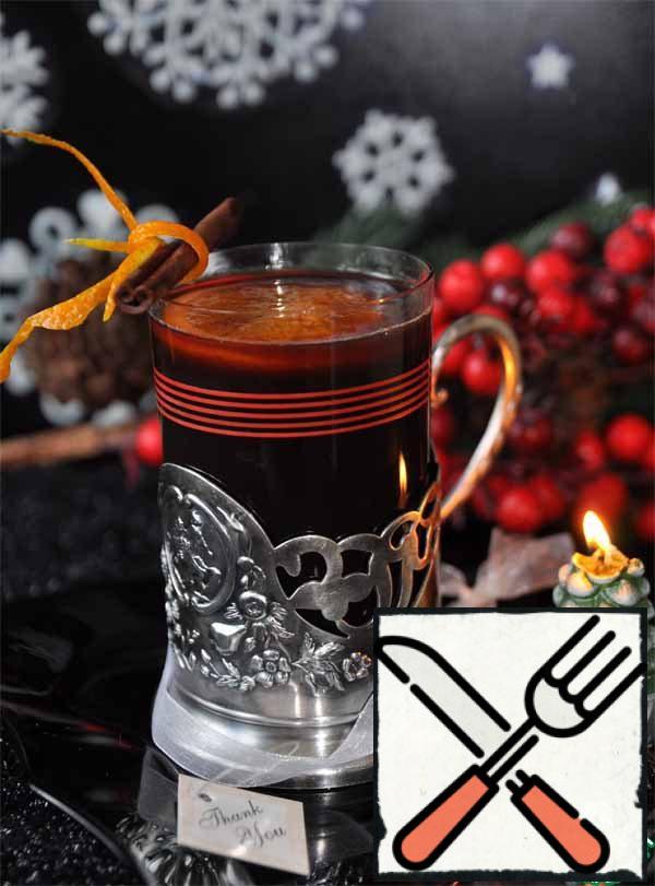 Serve the drink hot in heated glasses, glasses, for this they keep a few minutes under running hot water, and then wipe with a dry towel.
If there is not enough sugar, you can add honey.
In the glass when serving put a circle of orange.