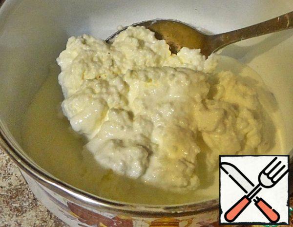 First you need to soak 1 tbsp of gelatin. When it swells, you need to dissolve it in a water bath and enter ricotta into the cheese. There also add 1 tablespoon of lemon and orange juice, 2 tablespoons of cream.
