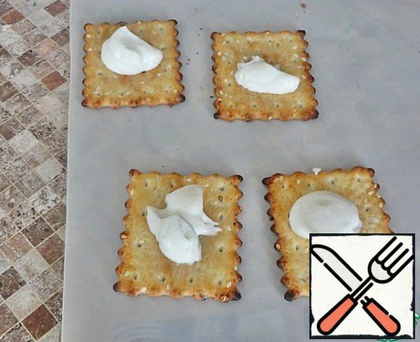 Beat remaining cream to firm peaks. Lubricate cream crackers.
Take the form in which the frozen ricotta, a few seconds lower in hot water and turn.