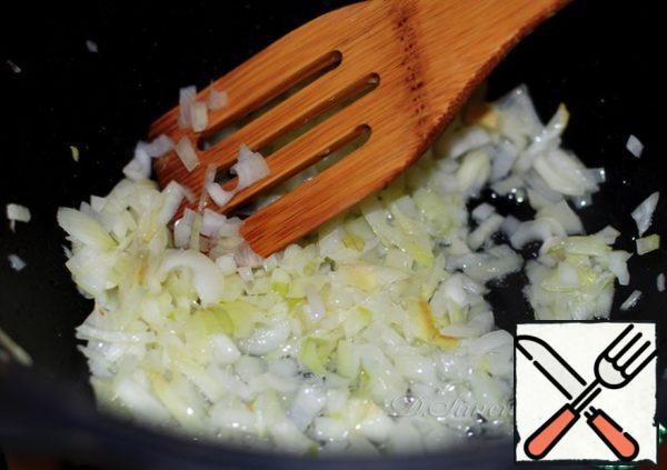 Fry onions until soft (1 tbsp oil).