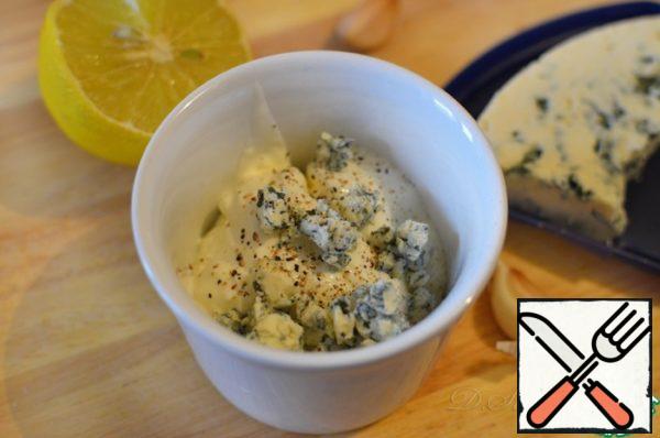 Blue cheese is a well-known classic sauce based on blue cheese with mold and cream-fresh, which can be successfully replaced with our sour cream.
You just need to mix well in the sour cream crumbled cheese, season with lemon juice, pepper. Optionally, you can crush there garlic clove.