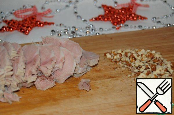 Meat boiled, baked or prepared in any usual way. You can also use the ready-made meat, bought in the store to your taste!
So, cut the meat into thin slices.
Nuts clean, chop coarsely with a knife.