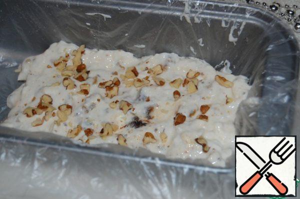 Spread the yogurt mass on the meat. Sprinkle with nuts. Repeat, alternating layers.