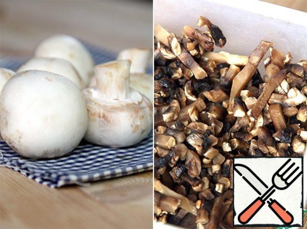 So-mushrooms. We wash them, finely chop, evaporate and fry a little, if necessary, adding a tablespoon of butter.