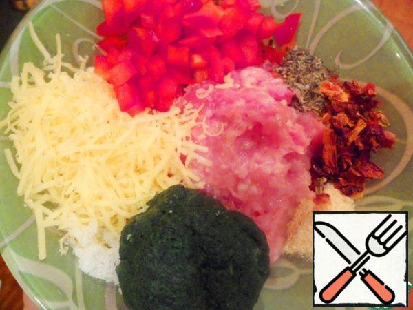 Prepare the green minced meat: boil the spinach and squeeze the excess water, cut the bell pepper into cubes, grate 50 g of cheese, ½ tsp Basil, 1 tbsp dried tomatoes, 1 tsp garlic, 200 g minced meat, salt and pepper mixture to taste.