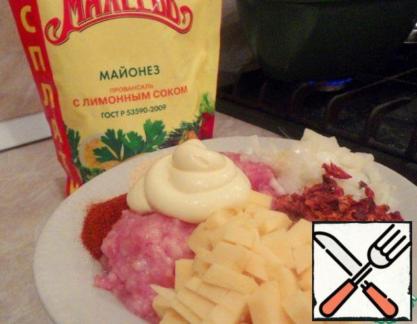 Prepare white minced meat, mix: 300 g minced meat, 1 tbsp dried tomatoes, 100 g diced cheese, cut into cubes 1 onion, ½ tsp Basil, 1 tsp garlic, 1 tbsp mayonnaise, pepper and salt to taste.