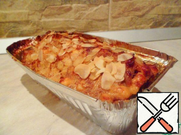After 15 minutes, remove from the oven and sprinkle with almond petals and put in the oven again for another 15 minutes. Remove the pan from the oven. You can eat both hot and cold.