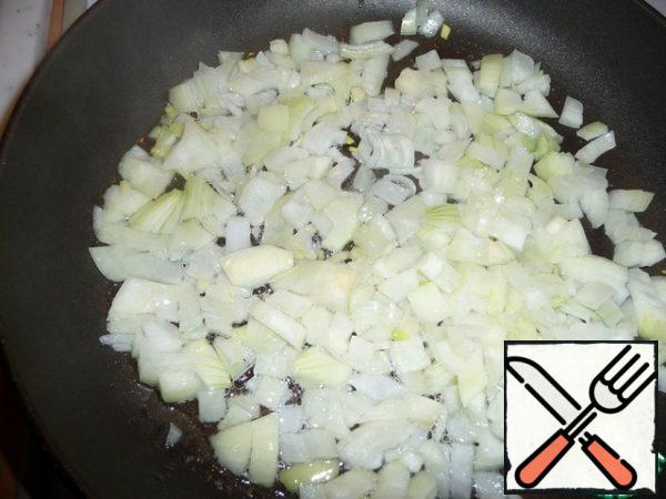 Preparing the filling.
Wash carrots, peel and grate.
Peel the onion and cut into small cubes.
Fry the onion slightly in vegetable oil.