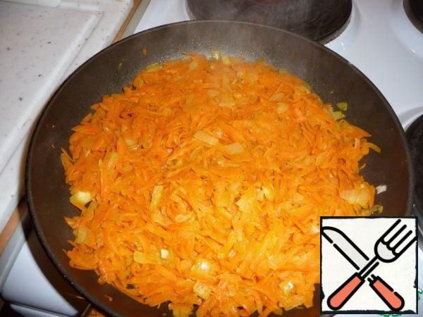 Add the carrots to the onion and fry for 10 minutes.
Salt, pepper to taste.