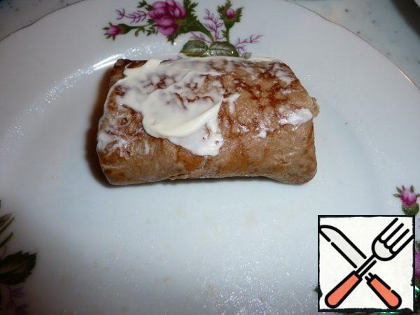 A hot pancake can be smeared with mayonnaise (to whom as to taste), add the filling (about 1 dessert spoon)
and roll up the envelope.