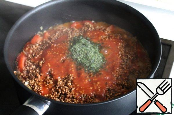 The final stage: add the washed buckwheat, sauteed tomatoes, water, herbs. Salt and pepper to taste, mix everything. Cover with a lid, reduce the heat (I cooked on three, I have a maximum of 9) and cook/simmer for about 20 minutes.