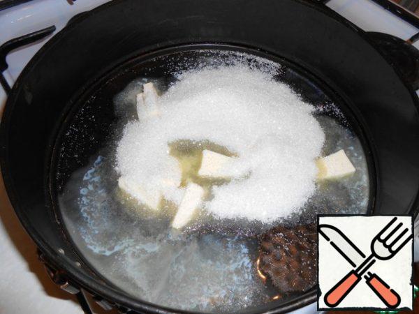 Form the desired refractory. Put it on a small fire and spread on the bottom of the form cut butter (to melt faster), take the oil tasty and good, in any case, do not use margarine. The oil immediately begins to melt and then pour the sugar.