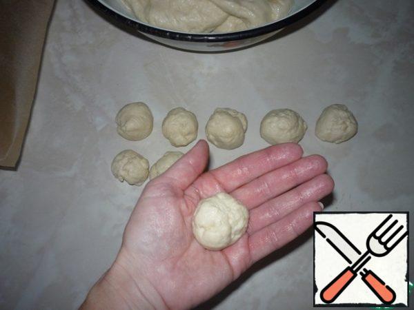 From the dough tear off small pieces, form balls.