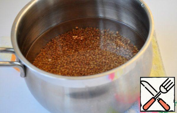 Boil buckwheat groats in a ratio of 1 to 2 until almost ready. The taste of buckwheat should be slightly undercooked.
