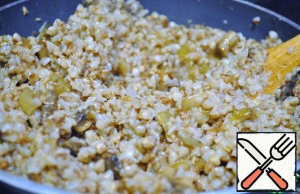 Add buckwheat. To interfere. The filling is ready.
