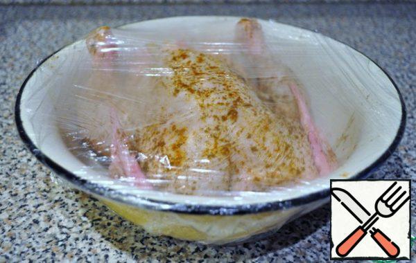 Grate the chicken with coarse salt and chicken masala per day. Cover with plastic wrap.
Put in the fridge for a day.