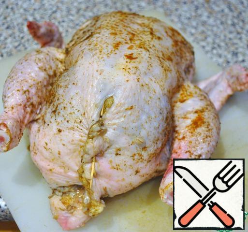 Remove the chicken from the fridge and fill with minced meat. Stab with toothpicks.